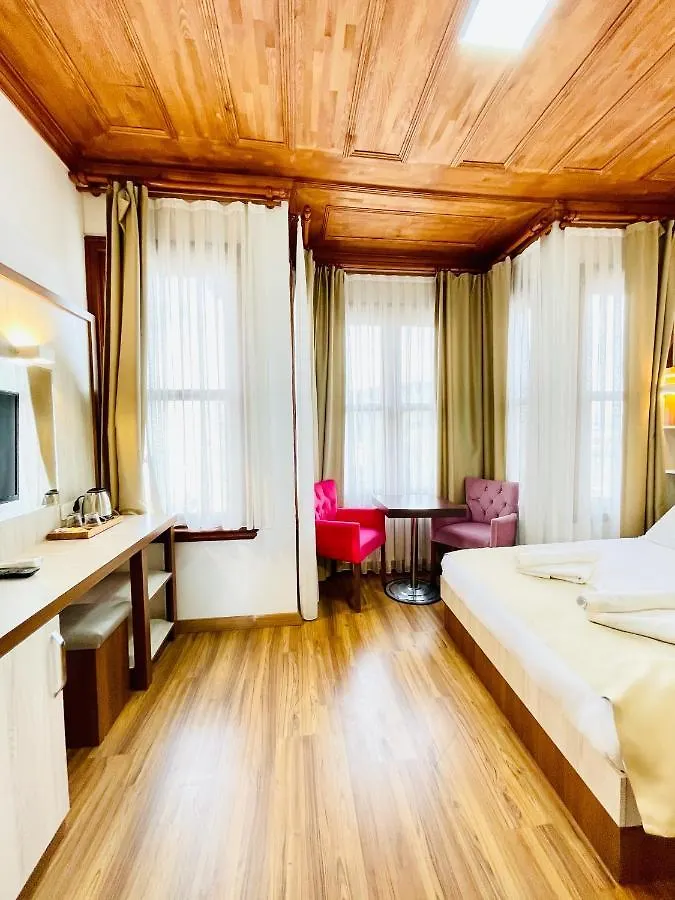 Qonaq Hotel & Suites Istanbul 3*,