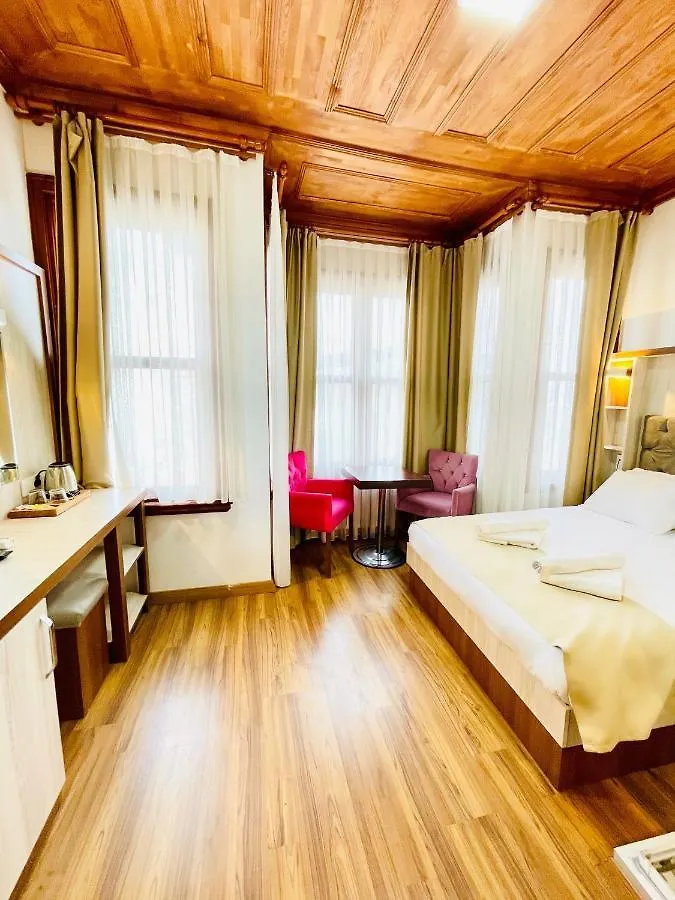 Qonaq Hotel & Suites Istanbul 3*,